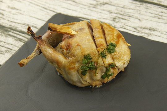 Caille farcie sur une ardoise