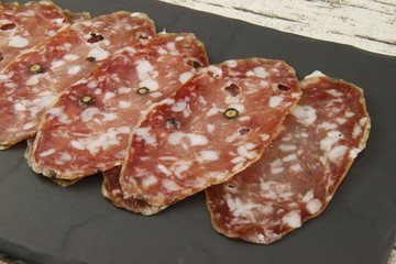 Saucisson au poivre en tranches sur une ardoise