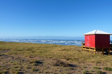 Paisaje de una playa desierta con un cielo azul. Playa de la patagonia argentina.