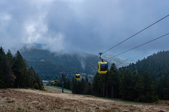 Kabinen der Belchenbahn im S&uuml;dschwarzwald mit tief h&auml;ngenden Wolken
