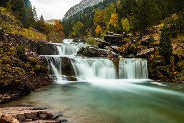Obraz premium Cascadas bonitas en Ordesa huesca en otoño