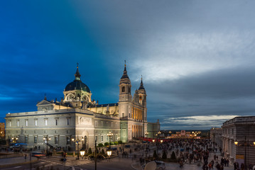 Fototapeta na wymiar Catedral de la Almudena en Madrid el 9 de Noviembre de 2018. Día y Noche.