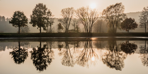 Herbstlandschaft mit Spiegelung im See