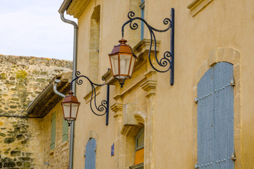 Façade  d’ancien maison avec des lanternes en Provence, France.