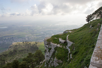 Naklejka premium Cliff overlooking Sicilian landscape