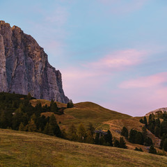 Aussicht vom Grödner Joch auf den Naturpark Puez-Geisler bei Sonnenuntergang