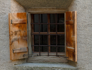 una finestra in un borgo di montagna - 232693115