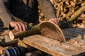 Cutting of wood with a circular saw