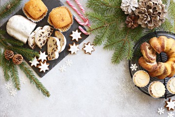Table de desserts de Noël avec gâteau traditionnel stollen, bonbons et décoration festive. Vue aérienne
