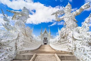 Photo sur Plexiglas Lieu de culte Chiang Rai, Thaïlande, Asie : magnifique temple blanc orné situé à Chiang Rai, dans le nord de la Thaïlande, un temple bouddhiste contemporain non conventionnel.