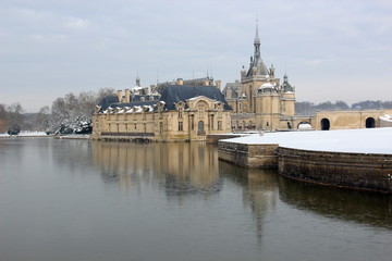 Obraz premium Château entre eau et neige