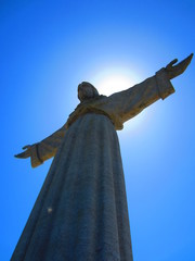 Cristo Rei Christusstatue in Lissabon vor blauem Himmel