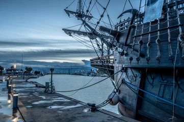 Galeón pirata en el puerto
