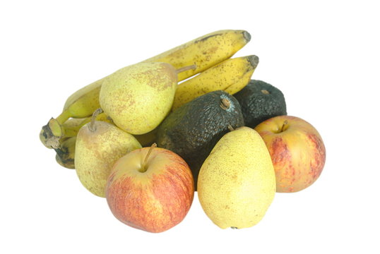 Conjunto de frutas, bananas, maçâs, peras e abacates em fundo branco