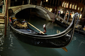 Fototapeta na wymiar venice romantic gondola night canal light