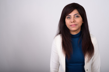 Obraz premium Portrait of young Persian businesswoman against gray background