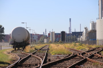 Obraz premium Tank wagon waiting for oil transport between refineries on the Vondelingenplaat harbor in the port of Rotterdam