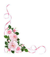 Fototapeta premium Różowe kwiaty róży i satynowe wstążki w kwiatowym układzie narożników