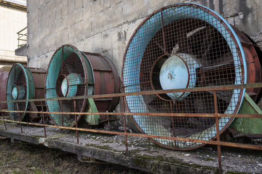 Ventilatoren in einer verlassenen Industrieanlage.