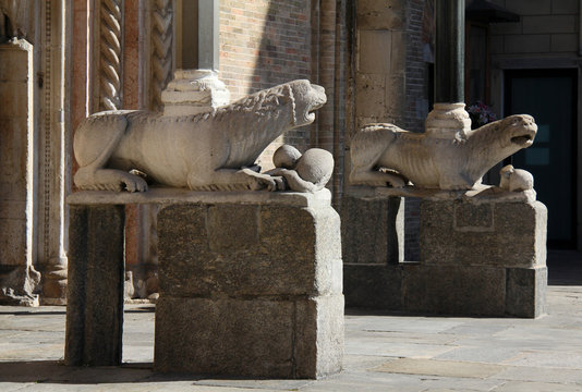 leoni stilofori; portale maggiore del Duomo di Lodi