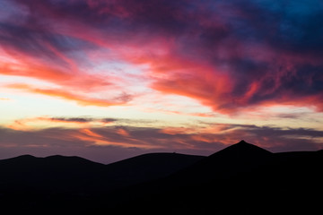 Atardecer colorido en la montaña