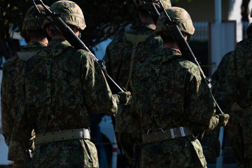銃を担いだ自衛官