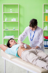 Obraz premium Young man visiting radiologyst for ultrasound procedure 