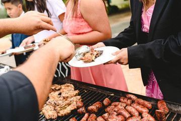 Obraz na płótnie Canvas Diners invited to a barbecue serving.