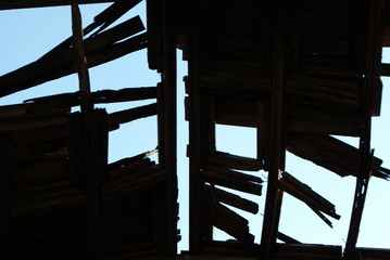 Obraz premium The roof ruin on a sunny day