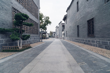 Obraz premium Empty road near vintage building in Nanjing