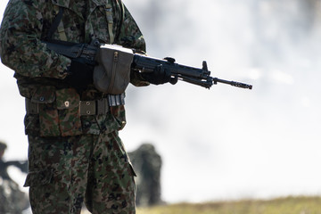 銃を構える自衛官