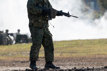 銃を構える自衛官