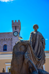 Fototapeta premium Sculpture with the Prince's Palace of Monaco in the background