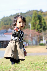 Fototapeta premium 2歳 女の子 ポーズ