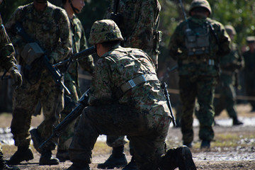 銃を構える自衛官