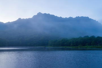 長野県　鏡池の夕暮れ