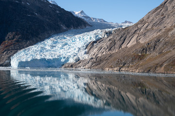 Gletscher spiegelt sich im Wasser des Prins-Christian-Sunds