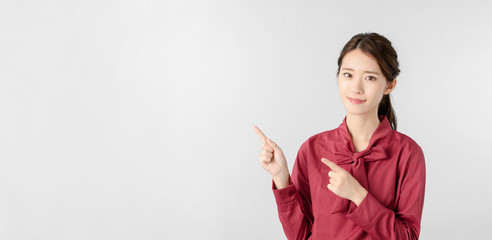 指さす女性