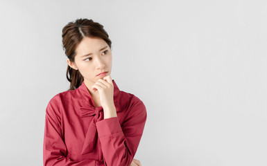 心配顔の女性