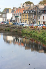 Fototapeta na wymiar Le Blavet dans la ville de Pontivy (Bretagne, Morbihan, France)