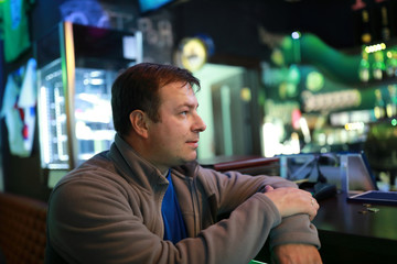 Fototapeta premium Man sitting at bar