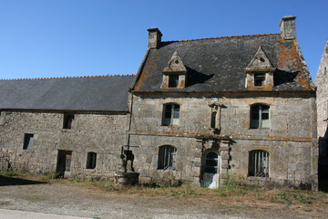 Fototapeta na wymiar Vieille maison à Bieuzy-les-Euax (Bretagne, Morbihan, France)