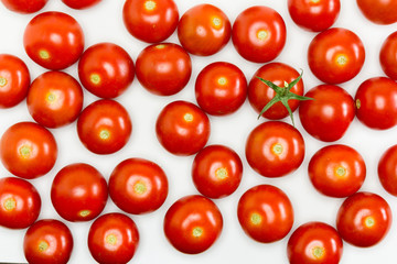 tomate cherry con sépalos