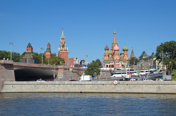 Obraz premium Moscow, Russia - August 24, 2018: Summer view of Moskvoretskaya embankment, Moscow Kremlin and St. Basil's Cathedral