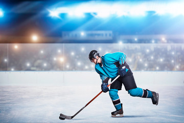 Obraz premium One hockey player on ice in action, arena