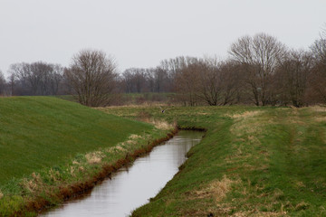 Fototapeta na wymiar blick auf einen mit wasser gefüllten graben in rhede emsland deutschland fotografiert während einer sightseeing tour in der natur