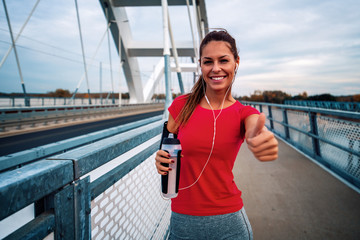 Obraz premium Young fitness woman running in the city