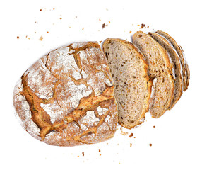 Pain de seigle frais ou pain de grains entiers. Objet isolé sur fond blanc. Pain au four sain, pain entier sur fond blanc.