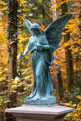 Engel Statue auf Friedhof im Wald