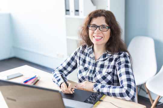 Business, web design and graphic art concept - Beautiful smiling woman in glasses using mouse pan sketch device